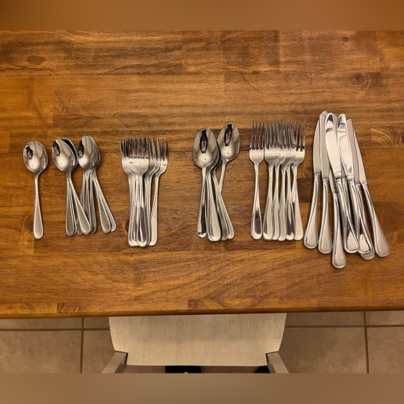 Oneida Other - Oneida - 8 Flatware Settings
